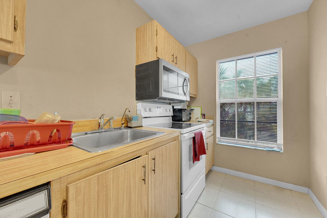 待售: $209,000 (2 贝兹, 2 浴室, 921 平方英尺)