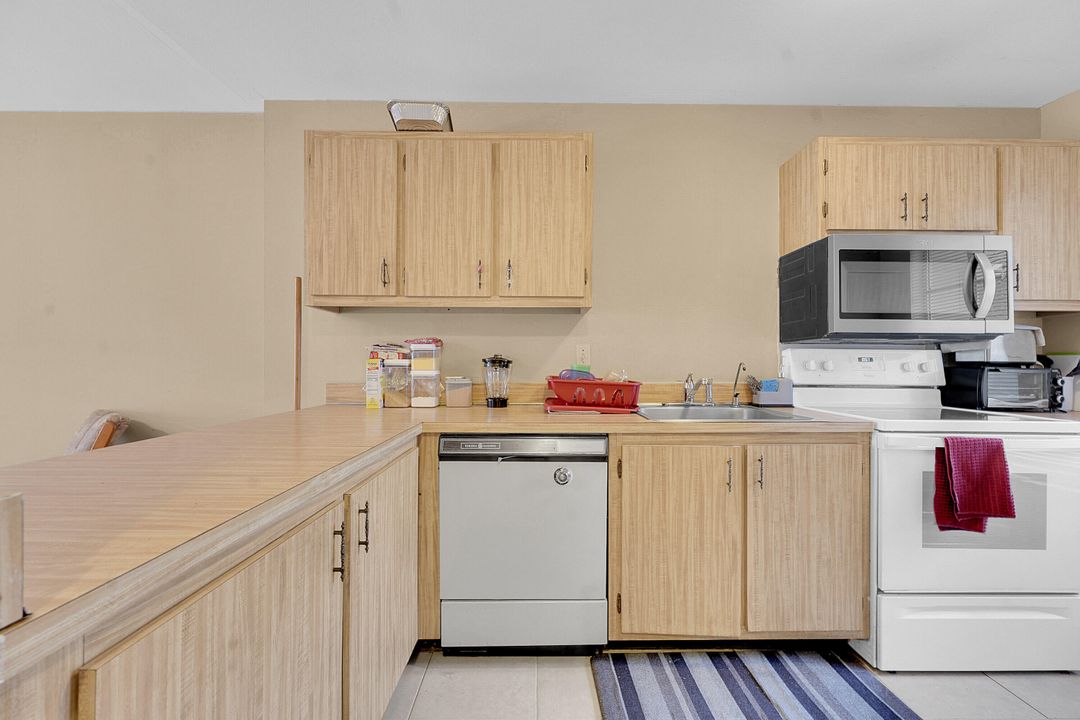 待售: $209,000 (2 贝兹, 2 浴室, 921 平方英尺)