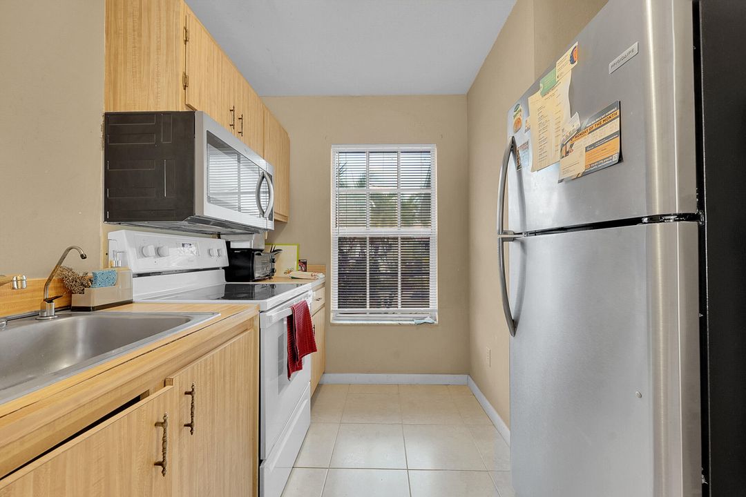 待售: $209,000 (2 贝兹, 2 浴室, 921 平方英尺)