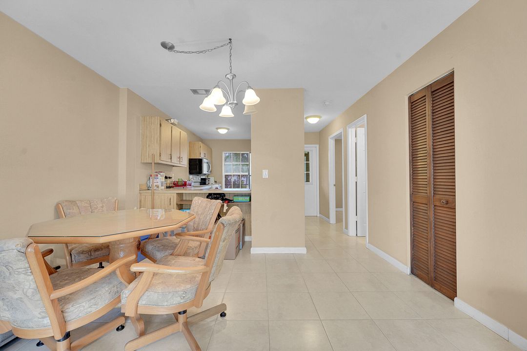 待售: $209,000 (2 贝兹, 2 浴室, 921 平方英尺)