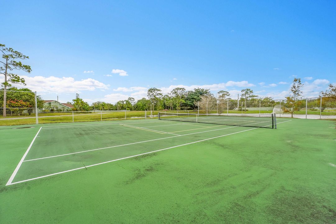 待售: $209,000 (2 贝兹, 2 浴室, 921 平方英尺)