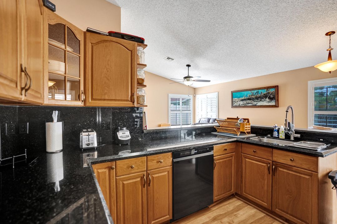 На продажу: $599,000 (3 спален, 2 ванн, 1665 Квадратных фут)