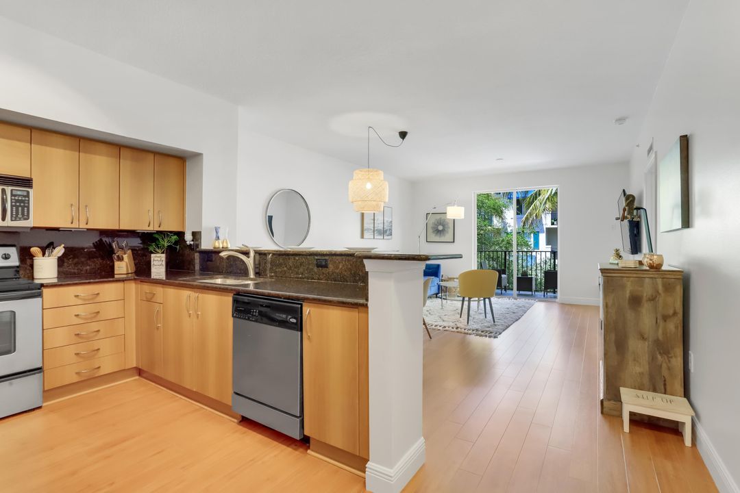 出租: $3,700 (1 贝兹, 1 浴室, 864 平方英尺)