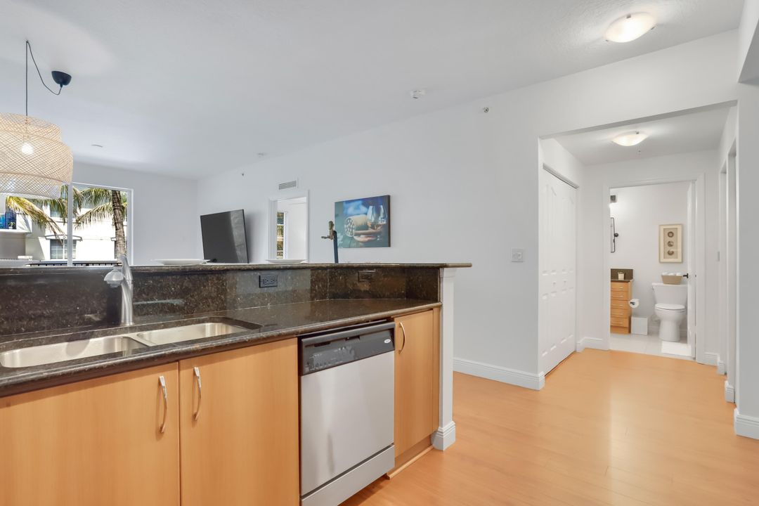 出租: $3,700 (1 贝兹, 1 浴室, 864 平方英尺)