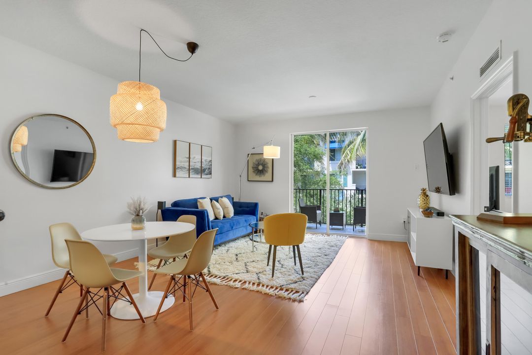 出租: $3,700 (1 贝兹, 1 浴室, 864 平方英尺)