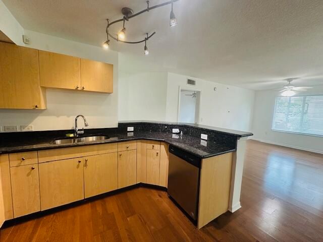 В аренду: $2,499 (3 спален, 2 ванн, 1233 Квадратных фут)