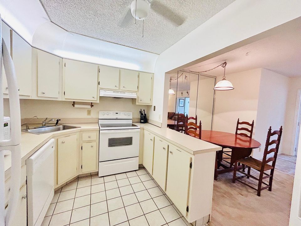 待售: $119,000 (2 贝兹, 1 浴室, 804 平方英尺)