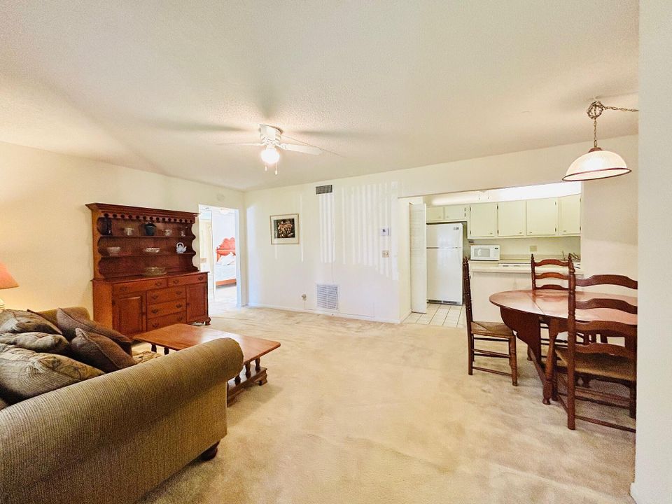 待售: $119,000 (2 贝兹, 1 浴室, 804 平方英尺)