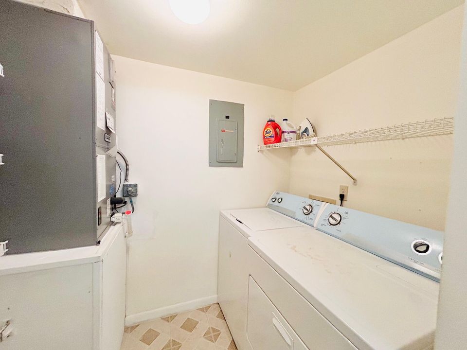 待售: $119,000 (2 贝兹, 1 浴室, 804 平方英尺)