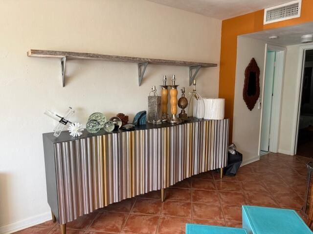 待售: $92,900 (1 贝兹, 1 浴室, 720 平方英尺)