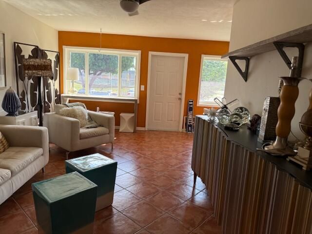 待售: $92,900 (1 贝兹, 1 浴室, 720 平方英尺)