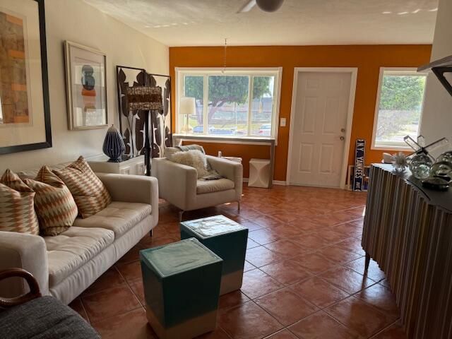 待售: $92,900 (1 贝兹, 1 浴室, 720 平方英尺)