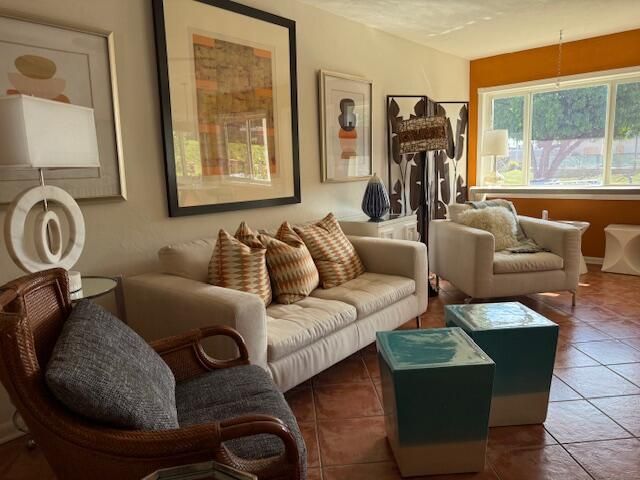 待售: $92,900 (1 贝兹, 1 浴室, 720 平方英尺)