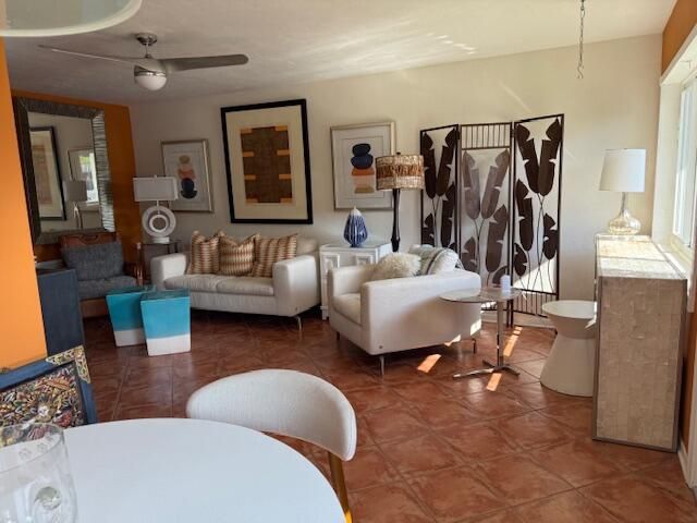 待售: $92,900 (1 贝兹, 1 浴室, 720 平方英尺)