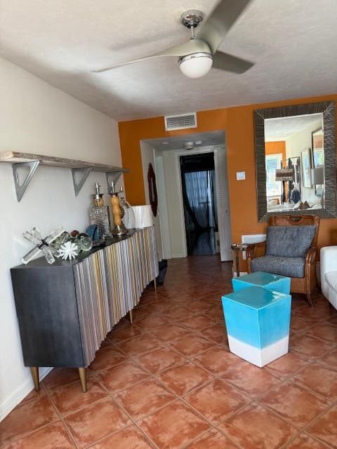 待售: $92,900 (1 贝兹, 1 浴室, 720 平方英尺)