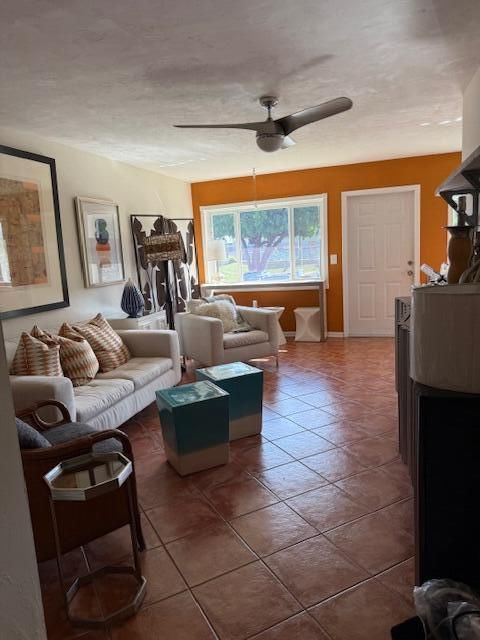 待售: $92,900 (1 贝兹, 1 浴室, 720 平方英尺)