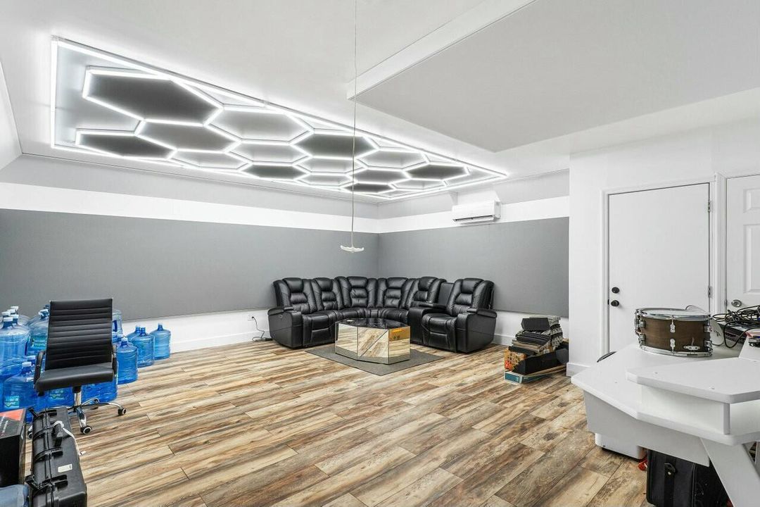 На продажу: $3,700,000 (4 спален, 2 ванн, 2463 Квадратных фут)