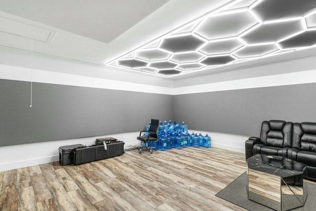 На продажу: $3,700,000 (4 спален, 2 ванн, 2463 Квадратных фут)