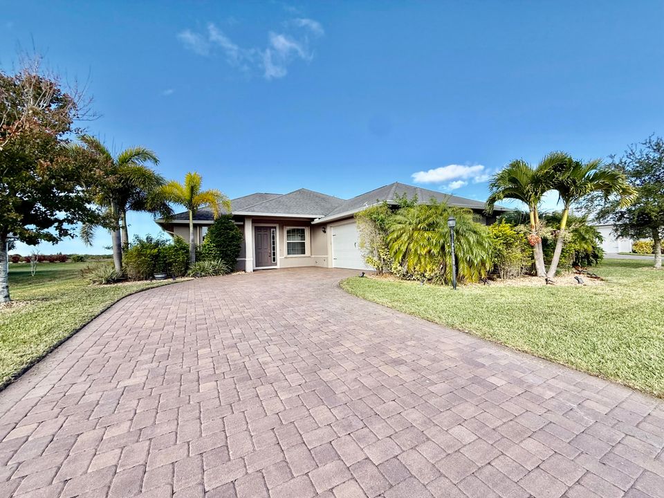 For Sale: $450,000 (3 beds, 2 baths, 1813 Square Feet)