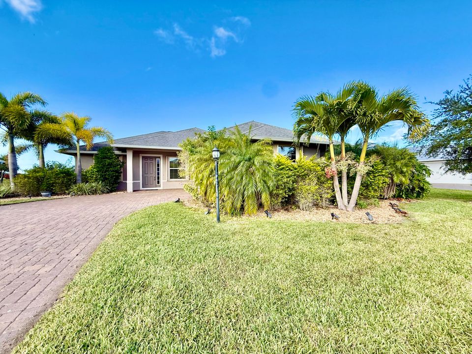 For Sale: $450,000 (3 beds, 2 baths, 1813 Square Feet)