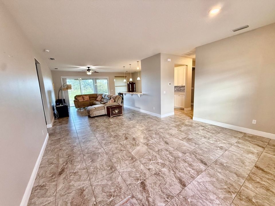 For Sale: $450,000 (3 beds, 2 baths, 1813 Square Feet)