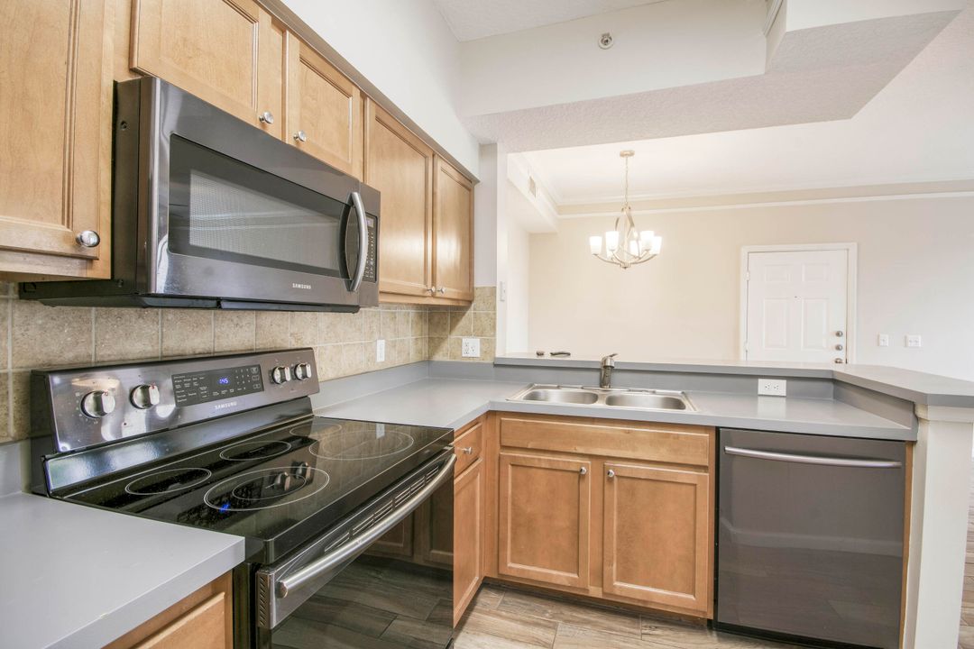 For Rent: $2,000 (1 beds, 1 baths, 604 Square Feet)