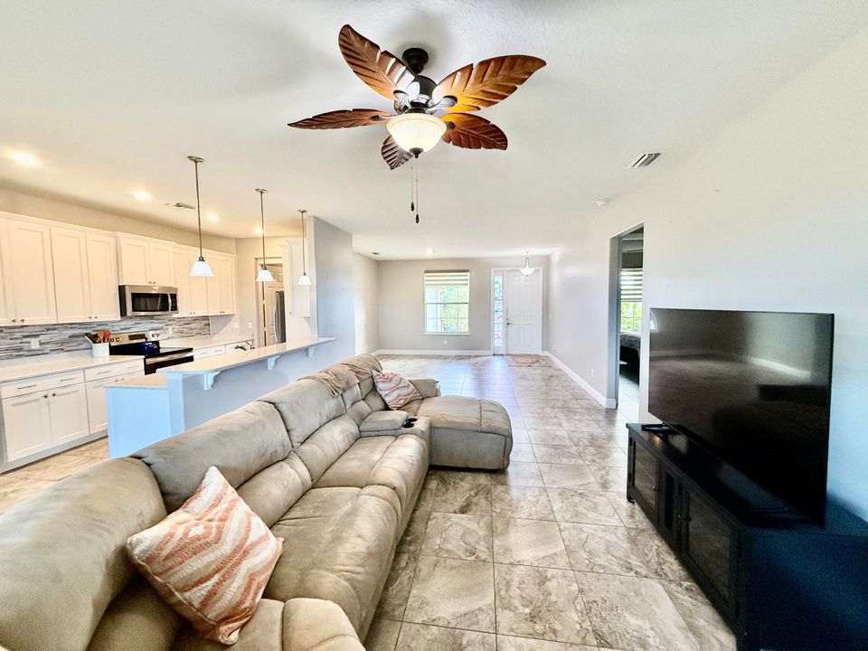 For Sale: $450,000 (3 beds, 2 baths, 1813 Square Feet)