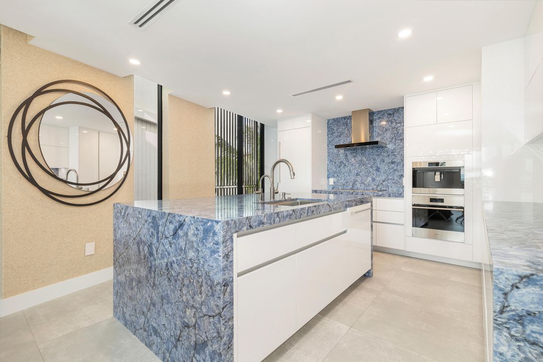 En Venta: $2,695,000 (2 camas, 2 baños, 1652 Pies cuadrados)