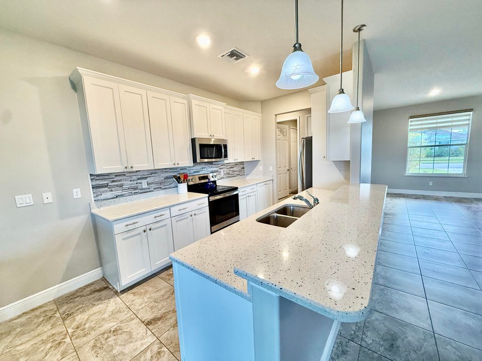 For Sale: $450,000 (3 beds, 2 baths, 1813 Square Feet)