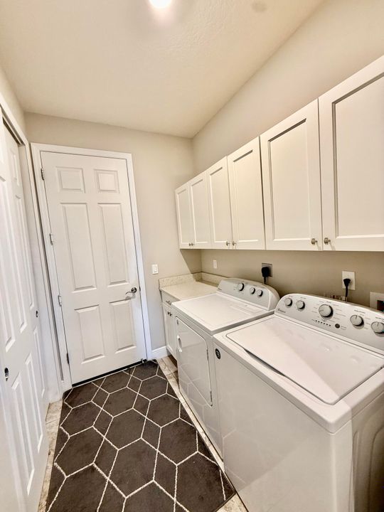 For Sale: $450,000 (3 beds, 2 baths, 1813 Square Feet)