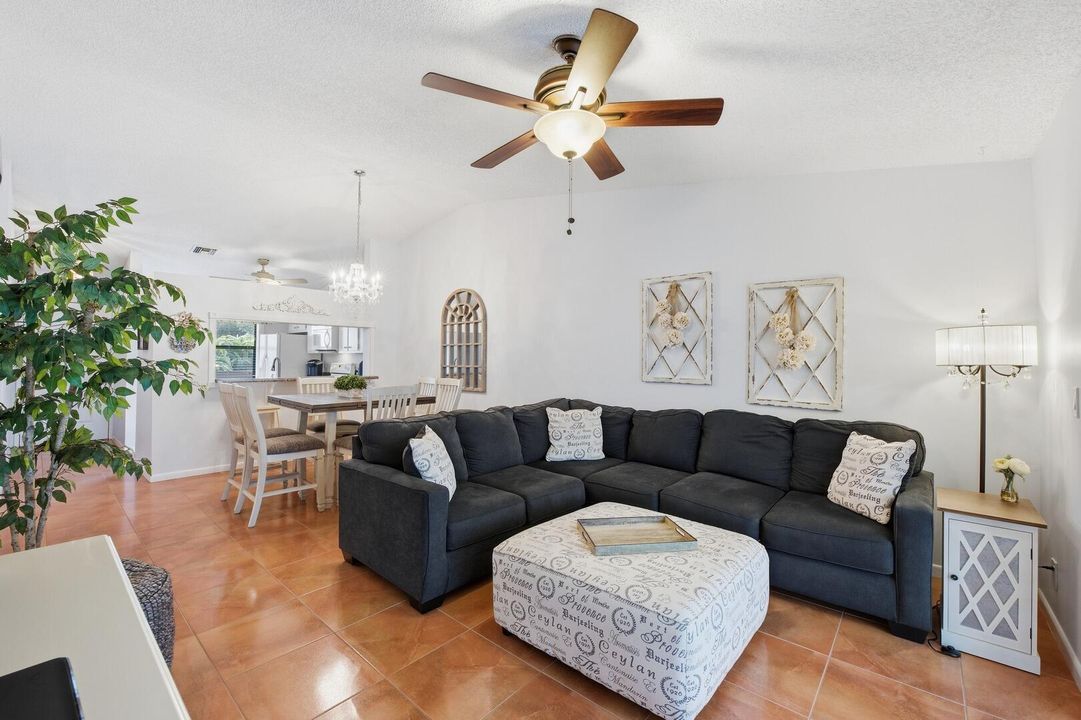 待售: $159,000 (2 贝兹, 2 浴室, 950 平方英尺)