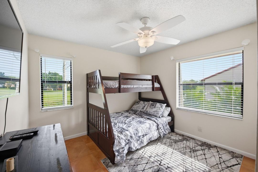 待售: $159,000 (2 贝兹, 2 浴室, 950 平方英尺)