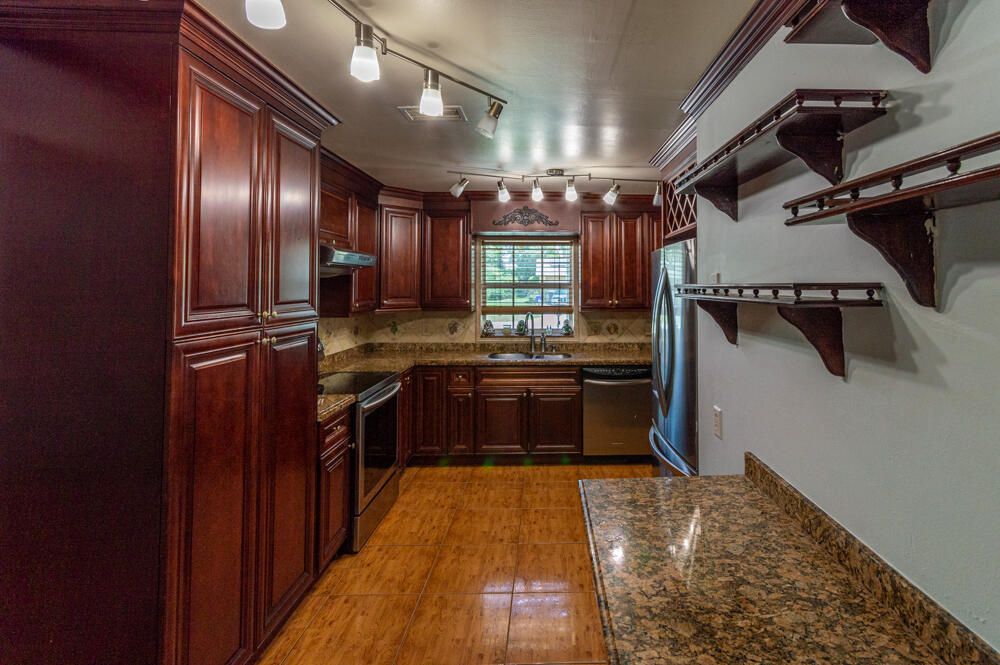 For Sale: $575,000 (5 beds, 4 baths, 2189 Square Feet)