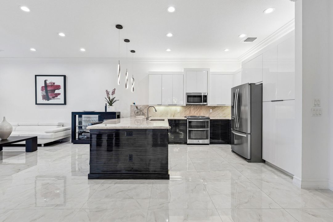 For Sale: $850,000 (3 beds, 2 baths, 1994 Square Feet)