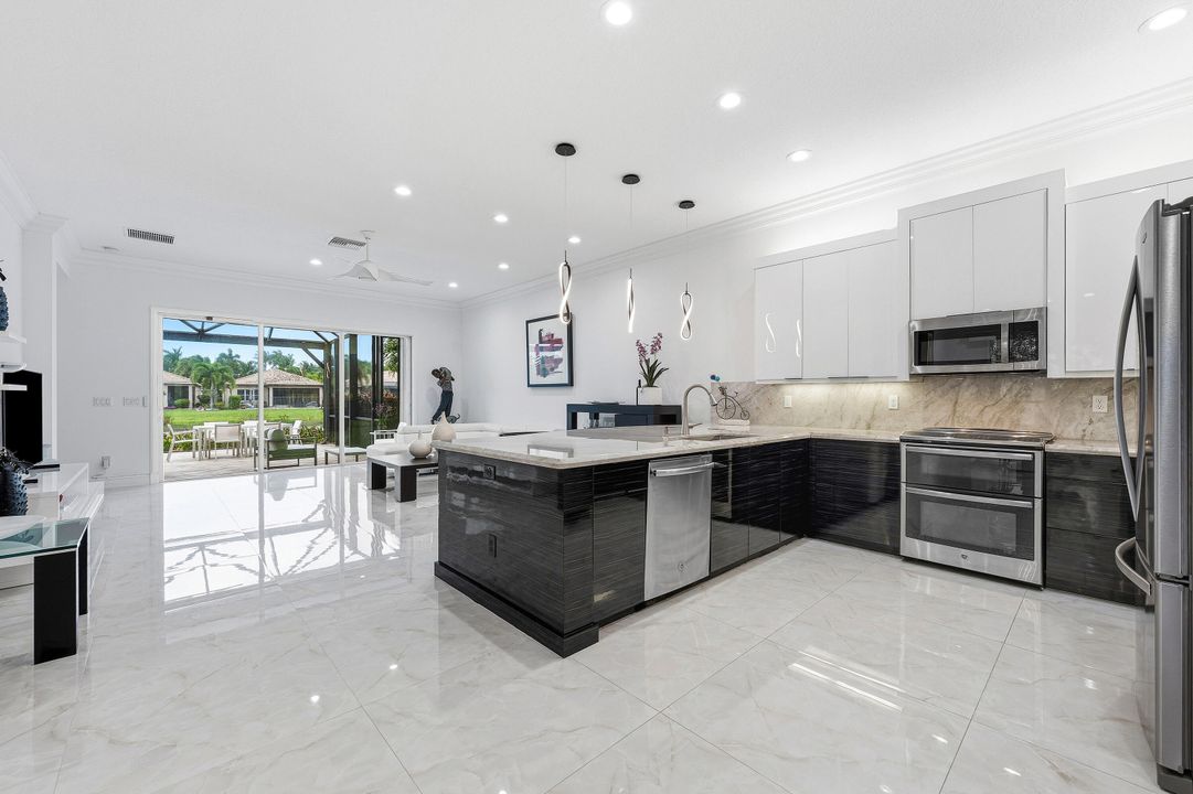 For Sale: $850,000 (3 beds, 2 baths, 1994 Square Feet)