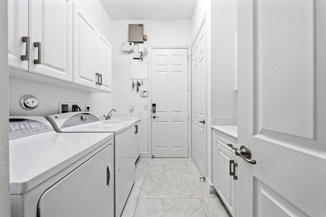 For Sale: $850,000 (3 beds, 2 baths, 1994 Square Feet)