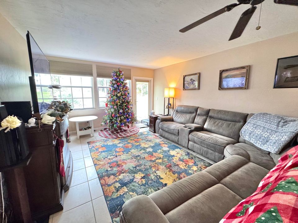 For Sale: $255,000 (2 beds, 2 baths, 1201 Square Feet)