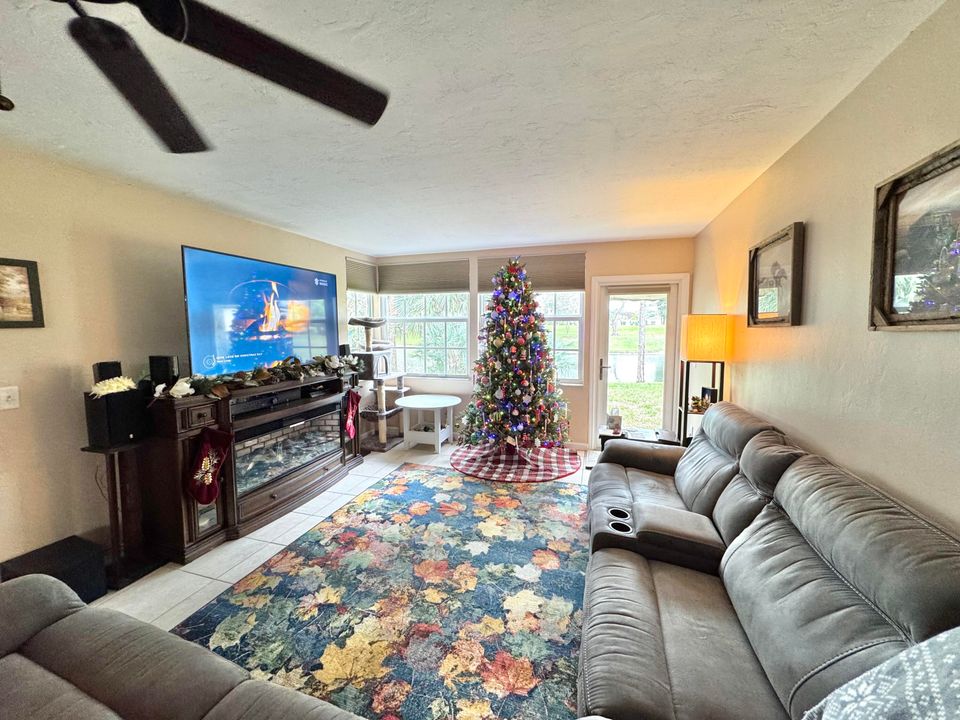 For Sale: $255,000 (2 beds, 2 baths, 1201 Square Feet)