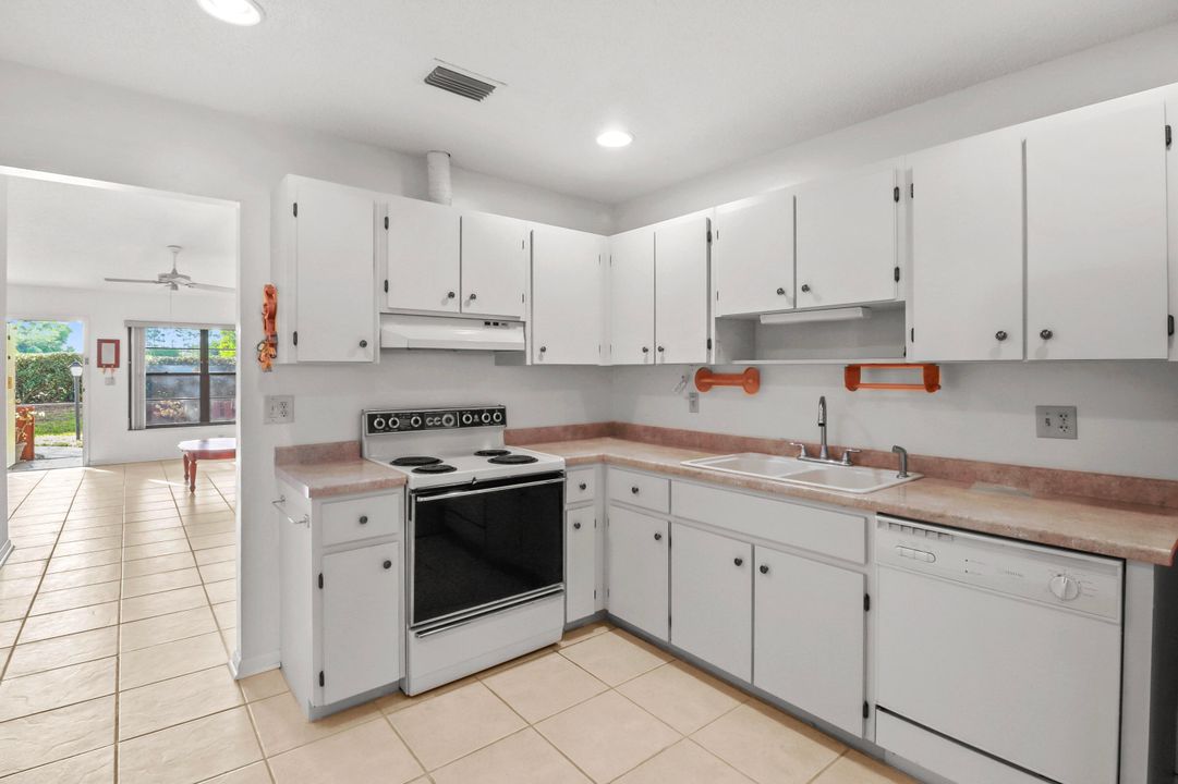 For Sale: $225,000 (2 beds, 2 baths, 1026 Square Feet)
