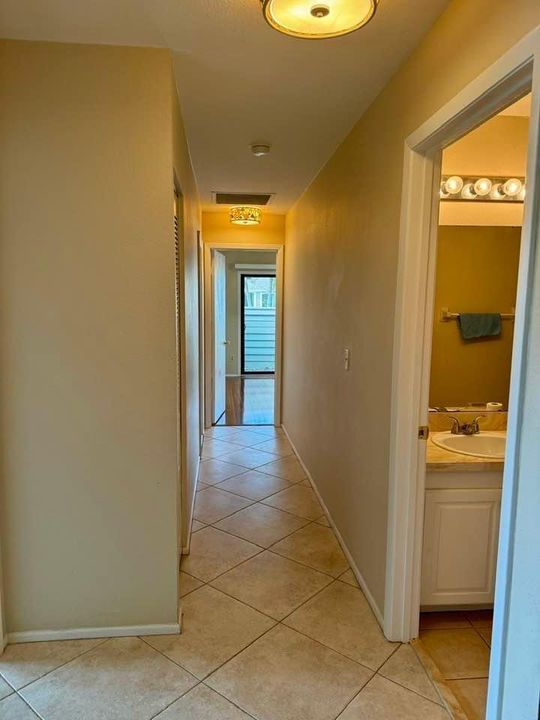 For Rent: $2,025 (2 beds, 2 baths, 1122 Square Feet)