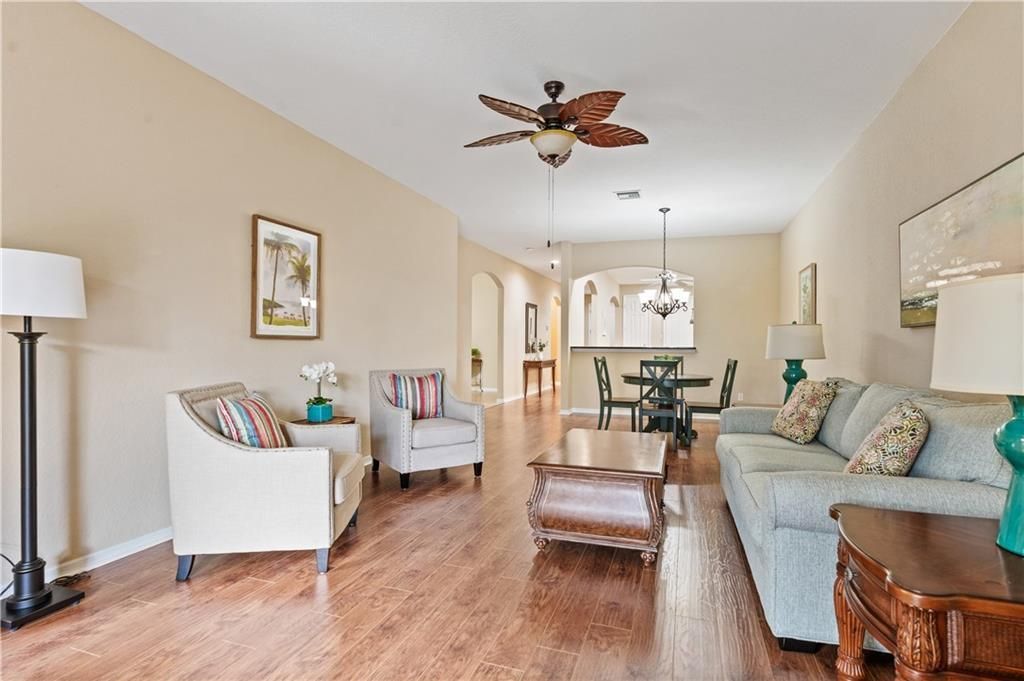 En Venta: $280,000 (2 camas, 2 baños, 1647 Pies cuadrados)