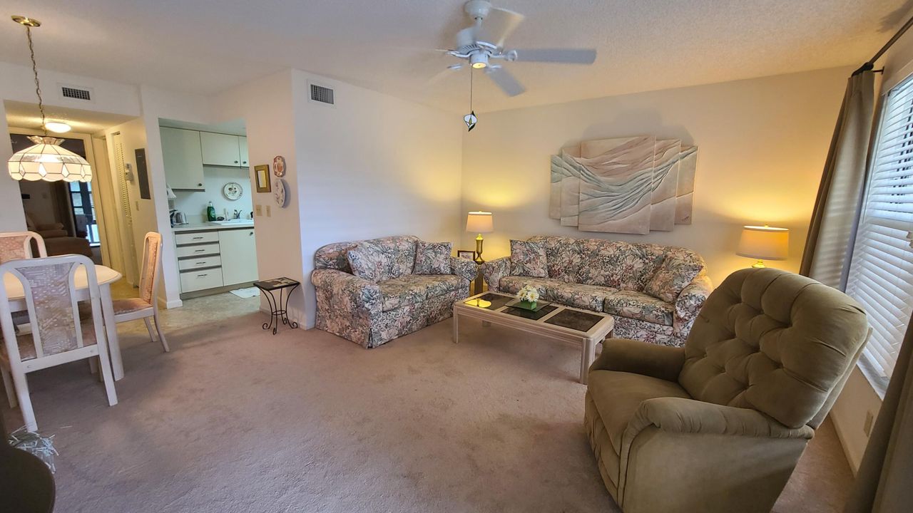 For Sale: $135,000 (1 beds, 1 baths, 697 Square Feet)