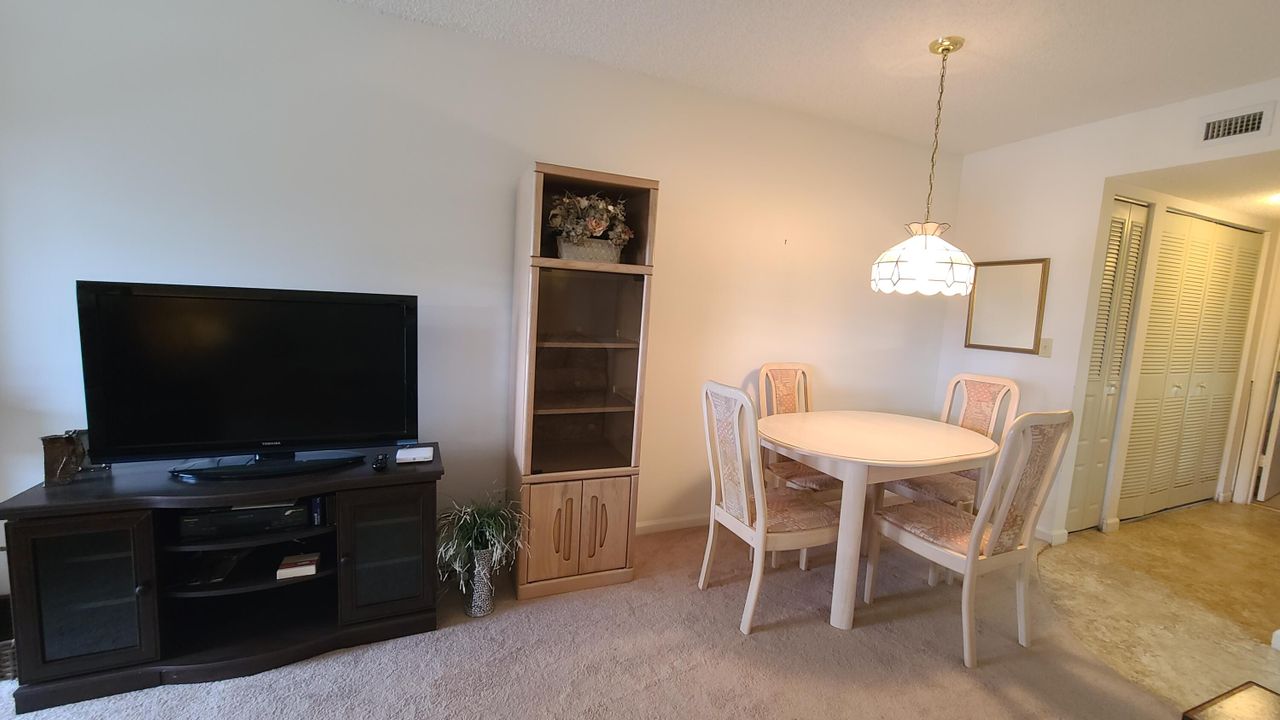 For Sale: $135,000 (1 beds, 1 baths, 697 Square Feet)