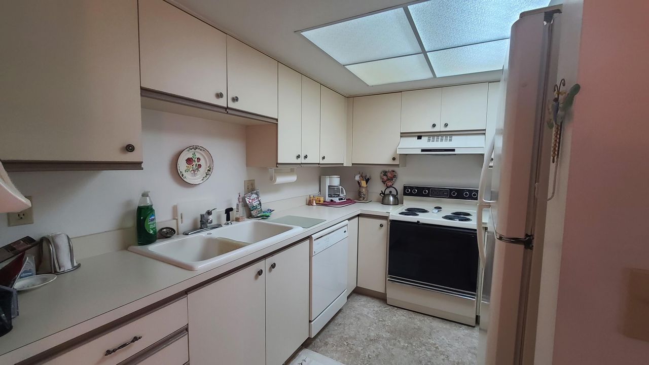 For Sale: $135,000 (1 beds, 1 baths, 697 Square Feet)
