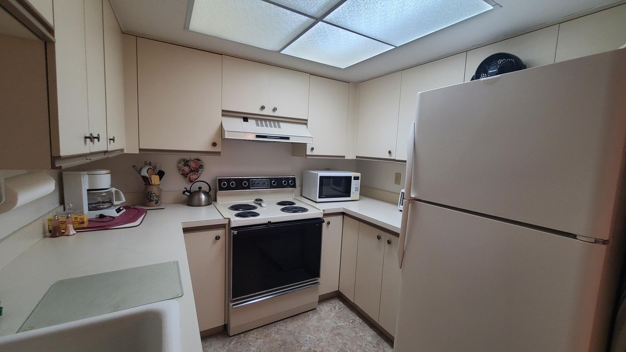 For Sale: $135,000 (1 beds, 1 baths, 697 Square Feet)