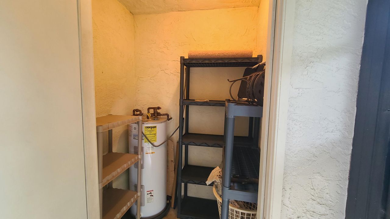 For Sale: $135,000 (1 beds, 1 baths, 697 Square Feet)