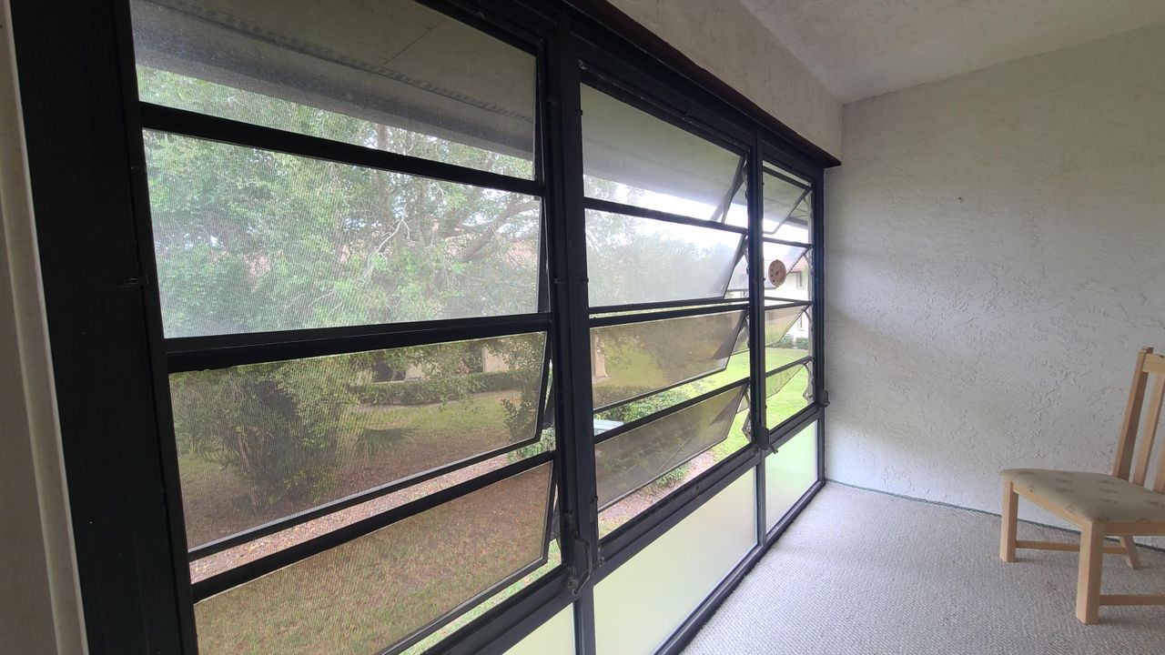 For Sale: $135,000 (1 beds, 1 baths, 697 Square Feet)