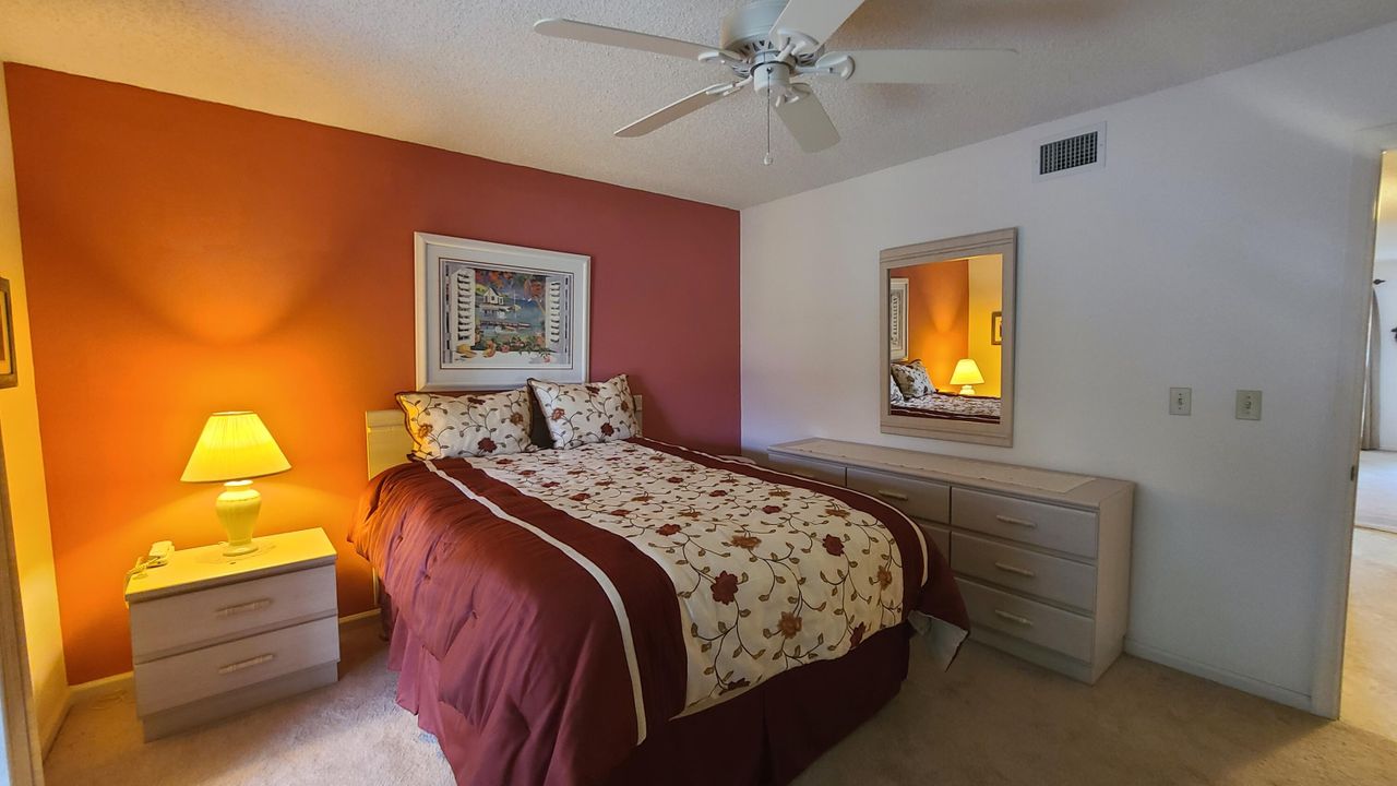 For Sale: $135,000 (1 beds, 1 baths, 697 Square Feet)