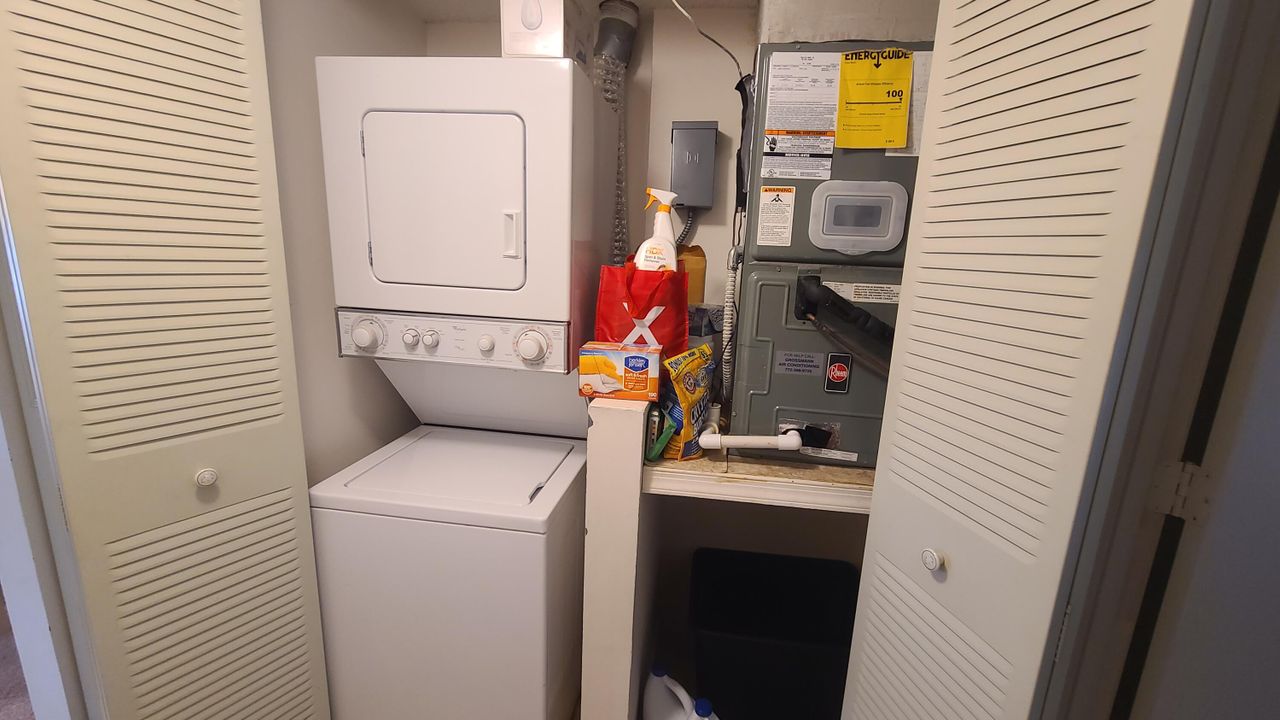 For Sale: $135,000 (1 beds, 1 baths, 697 Square Feet)