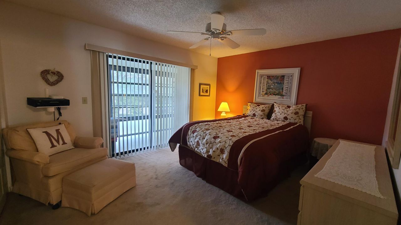 For Sale: $135,000 (1 beds, 1 baths, 697 Square Feet)